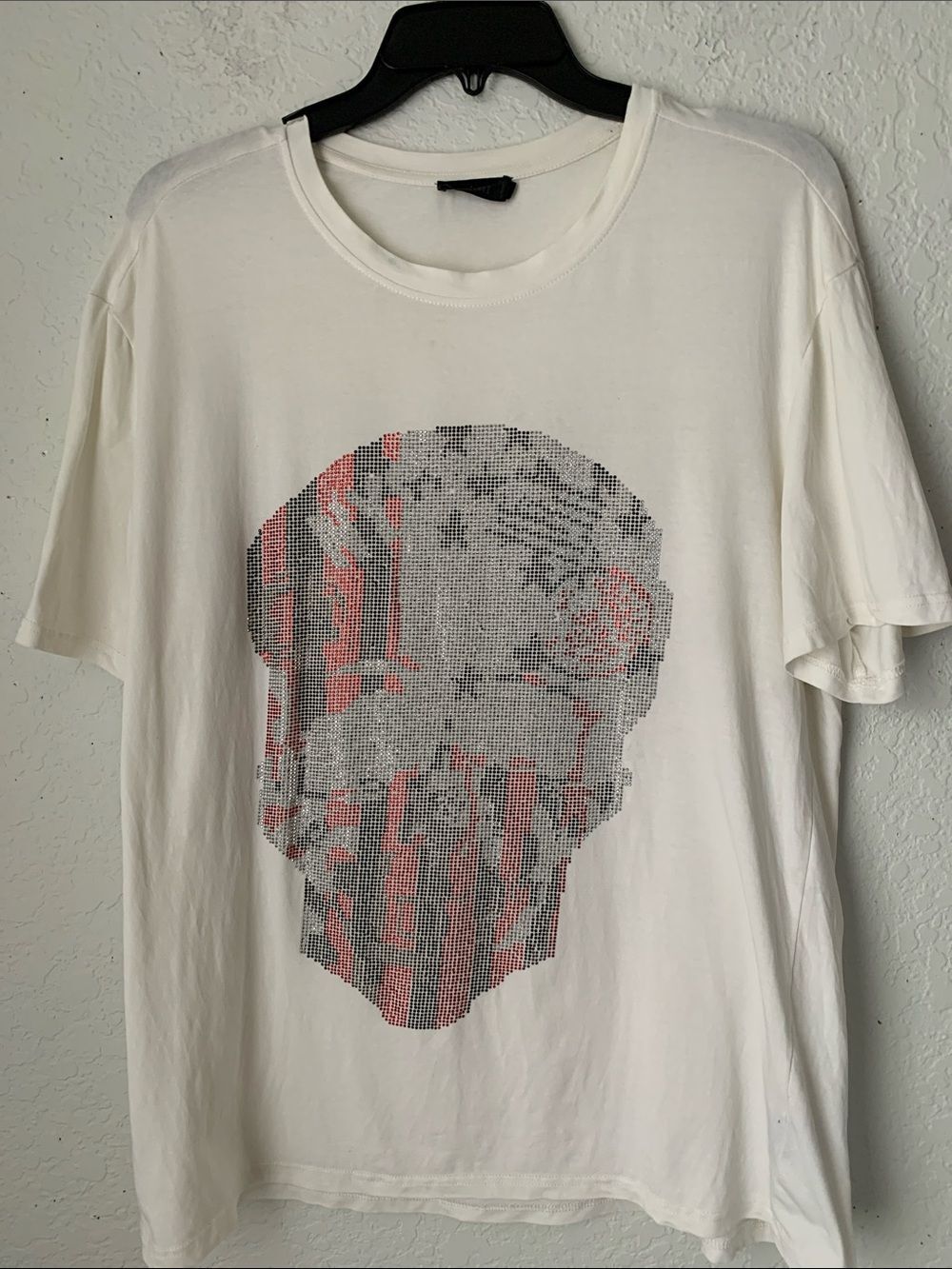 Truth White Short-Sleeve Tee with Black and Red Skull Graphic Size L